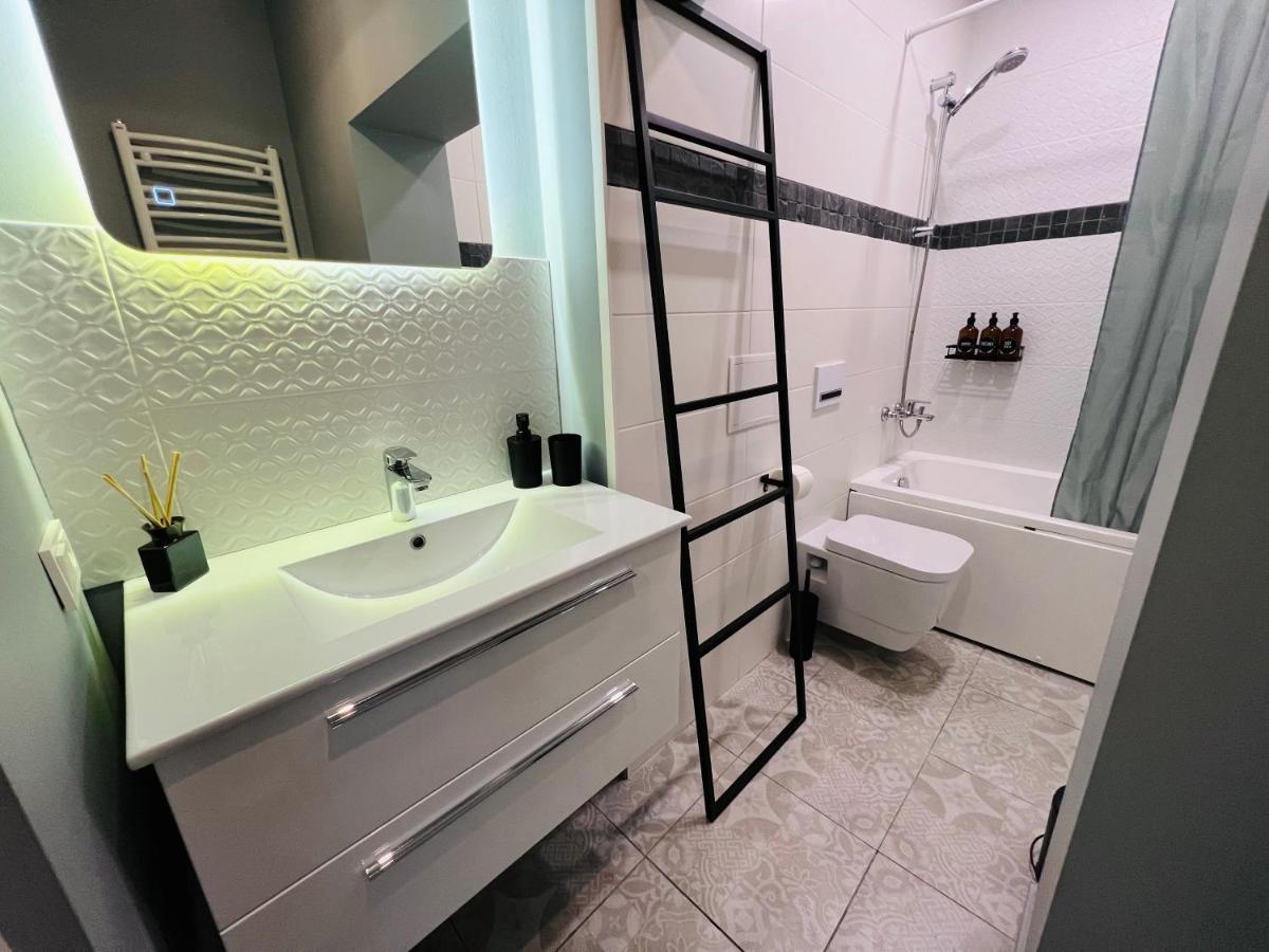 The Right Coast Apartment With Free Private Parking Рига Экстерьер фото